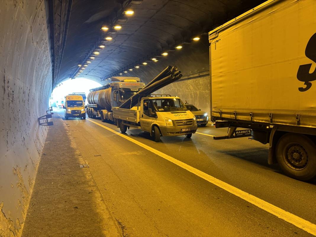 Tünelde 2’si otobüs, 1’i TIR 3 araç birbirine girdi! Yaralılar var 1